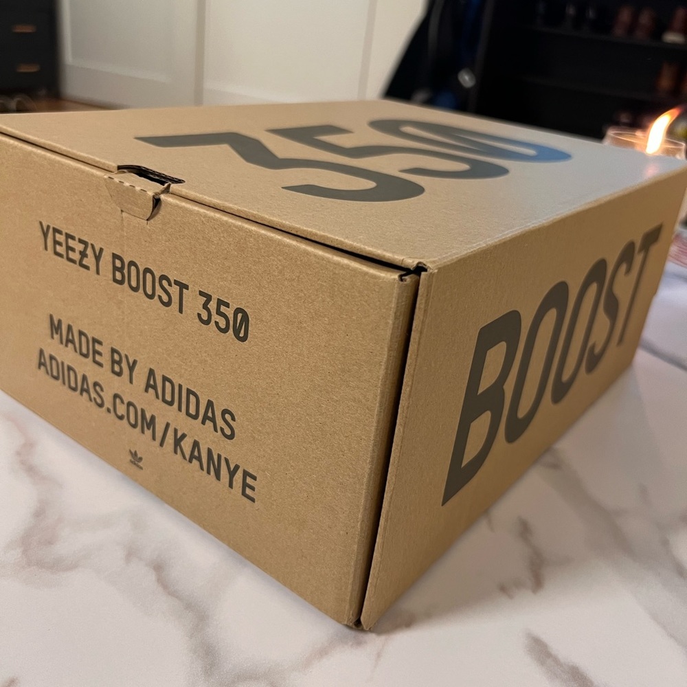 Authentic Yeezy Boost shoebox in perfect condition. From size 10 blue tint 350s
